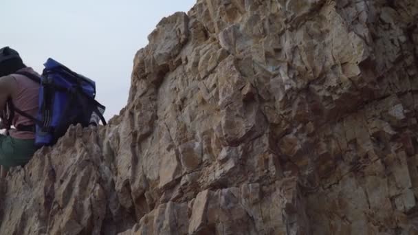 Video Roll Escursionisti Donne Asiatiche Viaggiano Esplorare Roccia Riva Mare — Video Stock
