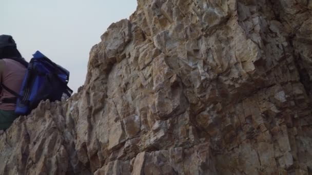 Video Roll Escursionisti Donne Asiatiche Viaggiano Esplorare Roccia Riva Mare — Video Stock
