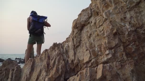 映像アジアのハイカーの女性のBロールは 海で岩を探索するために旅行します 屋外ハイキングシルエット ハイキングの概念 自由と信念の成功 映像Bロールシーン4K — ストック動画