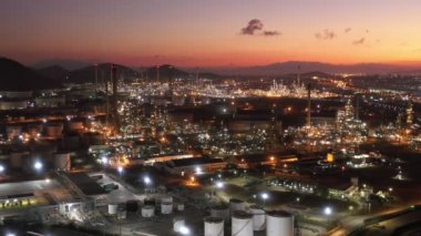 Havadan görünüm gece ışık petrol terminali petrol ve petrokimya depolama için endüstriyel bir tesistir. petrol üretim ürünleri nakliye ve iş taşımacılığı için hazır. enerji santrali.