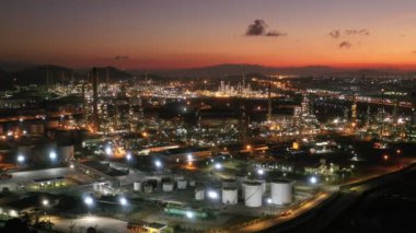 Havadan görünüm gece ışık petrol terminali petrol ve petrokimya depolama için endüstriyel bir tesistir. petrol üretim ürünleri nakliye ve iş taşımacılığı için hazır. enerji santrali.