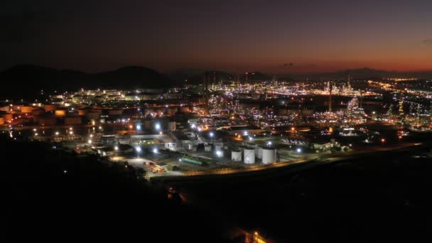 Ночной Светлый Нефтяной Терминал Воздушным Обзором Является Промышленным Объектом Хранения — стоковое видео