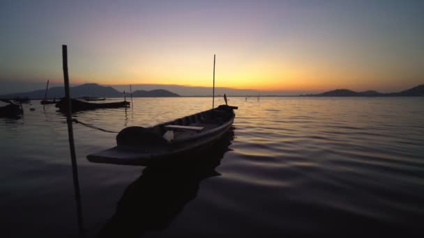 Filmación Rollo Escena Puesta Del Sol Río Con Barco Pesca — Vídeo de stock