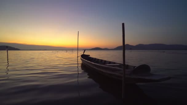 映像Bロールリラックスするための漁船や傘と川で日没の時間のシーン 美しい自然と日没の夕暮れ — ストック動画