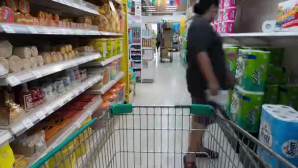 Chonburi Thailand 2019年3月15日 视频B滚动定时器Tesco Lotus超市的购物车视图 人们买食物是为了避免考拉病毒的爆发 — 图库视频影像