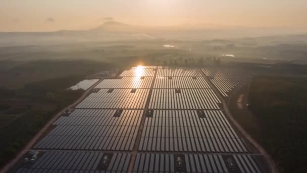 Footage Roll Aerial View Drohne Hyperlapse Timelapse Solarzellenfarm Bei Sonnenaufgang — Stockvideo