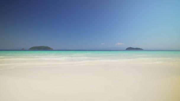 Кадр Рулон Волны Океана Очистить Красивый Пляж Песок Летнее Время — стоковое видео