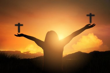 Hıristiyan insan elleri avuçlarını açar ve dua eder. Tanrı, Katolik Paskalya Paskalya Paskalya Perhizi dualarına yardım etsin. Hristiyan konsepti. Tanrı için savaşmak ve zafer..