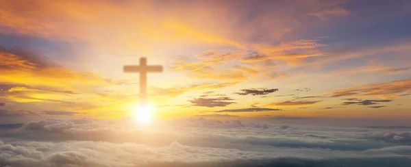 神のための雲の背景を持つ日没の空の上の概念的な木製の十字または宗教シンボル 信仰や神の復活やキリスト教への崇拝 フォギーと美しい空のクリスチャン キリスト教宗教 — ストック写真