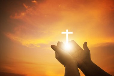 İnsan elleri avuçlarını açıp ibadete başlar. Tanrı, Katolik Paskalya Paskalya Paskalya Perhizi dualarına yardım etsin. Hıristiyan konsepti.