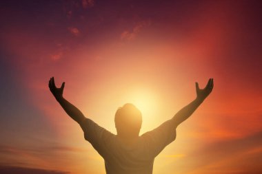 İnsan elleri avuçlarını açıp ibadete başlar. Tanrı, Katolik Paskalya Paskalya Paskalya Perhizi dualarına yardım etsin. Hıristiyan Dini kavramı geçmişi. Tanrı için savaşmak ve zafer.