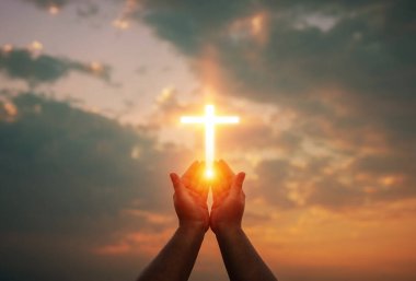 İnsan elleri avuçlarını açıp ibadete başlar. Tanrı, Katolik Paskalya Paskalya Paskalya Perhizi dualarına yardım etsin. Hıristiyan Dini kavramı geçmişi. Tanrı için savaşmak ve zafer.