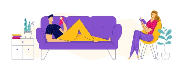 Casal feliz descansando em casa e livros de leitura. Homem no sofá e mulher na poltrona com livro. Marido e esposa Relaxe na sala de estar Interior. Ilustração plana vetorial — Vetor de Stock