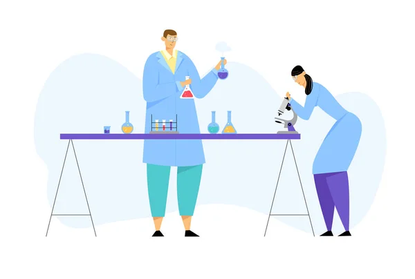 Cientistas conduzindo experimentos e pesquisa científica em laboratório de ciência, homem segurando frascos mulher técnica olhar em microscópio. Química Equipe de Ciências no Trabalho Cartoon Flat Vector Ilustração —  Vetores de Stock