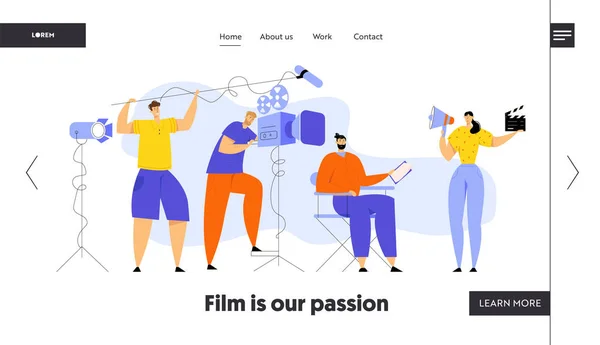 Filmregisseur Controlling filmopname proces, cameraman, geluidstechnicus, vrouw met megaphone en klepel, Moviemaking personeel website landing page, webpagina. Cartoon platte vector illustratie banner — Stockvector