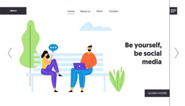 Laptop ve Akıllı Telefon ile Park Bankta Oturan Ve Internet Online İletişim Erkek ve Kadın. Sosyal Medya Ağ Web Sitesi Açılış Sayfası, Web Sayfası. Karikatür Düz Vektör İllüstrasyon, Afiş