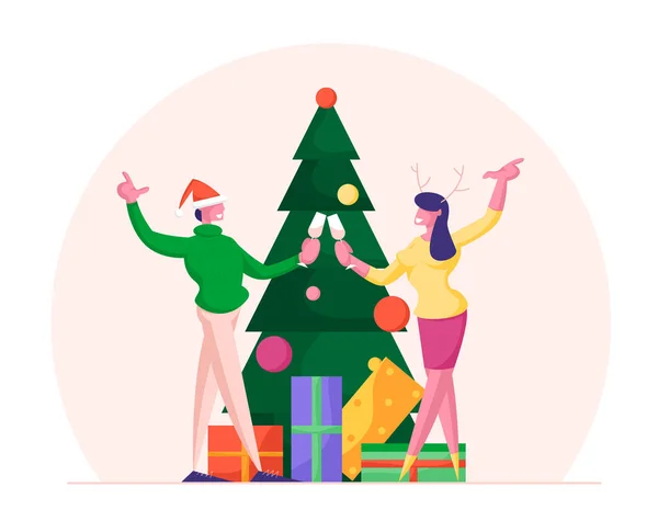 Feliz pareja amorosa o compañeros celebran la Navidad y la fiesta de Año Nuevo. Hombre y mujer positivos en Santa Claus y cuernos de ciervo Sombreros Clink copas de champán en abeto Dibujos animados plana Vector Ilustración — Vector de stock