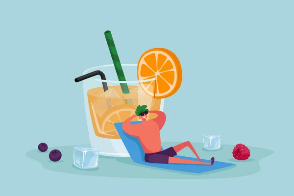 Pequeño personaje masculino en gafas de sol relajante sentado en un enorme vaso con jugo de naranja, rebanada y paja. Hombre disfrutando de vacaciones de verano, bebiendo bebidas frías a la hora de verano. Ilustración de vectores de dibujos animados — Vector de stock