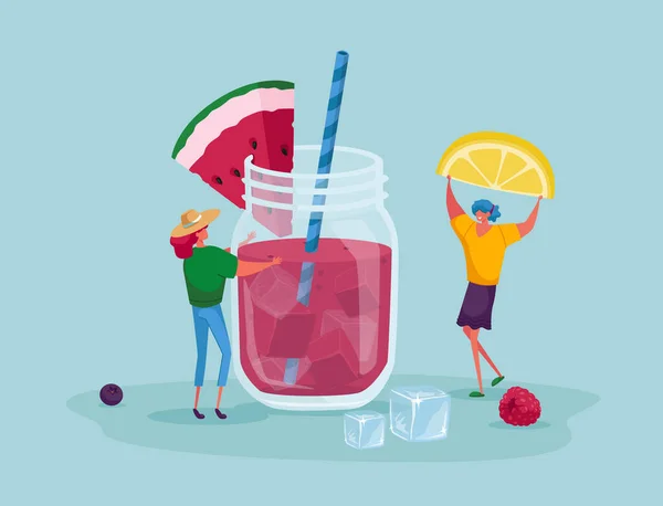 Μικροσκοπικοί άνθρωποι βάζουν φέτα λεμονιού σε τεράστιο γυάλινο βάζο με καρπούζι ροζ χυμό, παγάκια και καλαμάκια. Γυναικείοι χαρακτήρες που πίνουν κρύα ποτά και γλυκό ποτό το καλοκαίρι. Εικονογράφηση διάνυσμα κινουμένων σχεδίων — Διανυσματικό Αρχείο