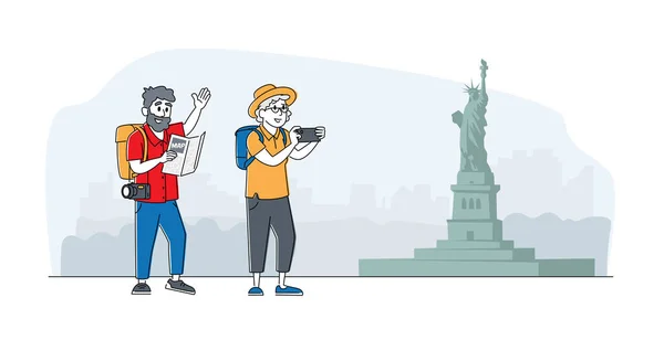 Senior Tourist Characters Kijken Kaart en het maken van foto 's in Trip. Ouderen Reizend Mensen met Fotocamera en Bagage Zoeken Rechts Weg in het buitenland. Lineaire People Vector Illustratie — Stockvector