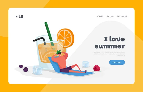 Dricka kall dryck på Summer Time Landing Page Mall. Liten manlig karaktär i Koppla av på stort glas med apelsinjuice, skiva och halm. Mannen njuter av sommarsemestern. Tecknad vektor Illustration — Stock vektor