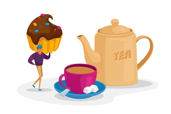 Крошечный человек персонаж Держите кекс с шоколадом Топппинг и брызги стоять на огромной чашке с чаем, сахар кубики и чайник — стоковый вектор