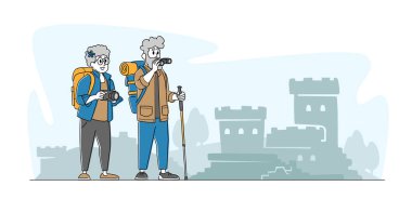 Üst Düzey Karakterler Gezideki Tarihi Mimarinin Resmini Çekiyor. Kamerayla Seyahat Eden Yaşlılar