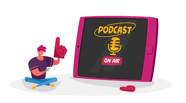 Piccolo personaggio con smartphone seduto a enorme tablet ascolto Podcast Entertainment con microfono sullo schermo del dispositivo — Vettoriale Stock