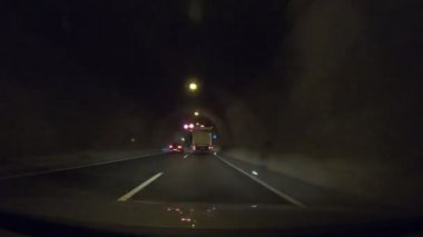 bir araba ile tünel üzerinden yarış