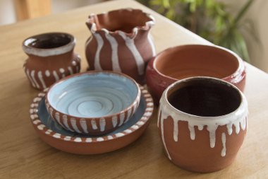 Birkaç çömlek gemiler ateş ve sır engobas ve oksit tarafından dekore edilmiş