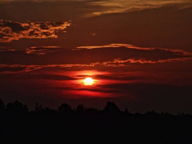 Sakin, sakin bir geceden önce yaz akşamı günbatımı