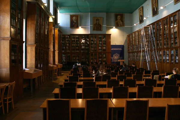 Espaçosa sala de biblioteca sem visitantes — Fotografia de Stock