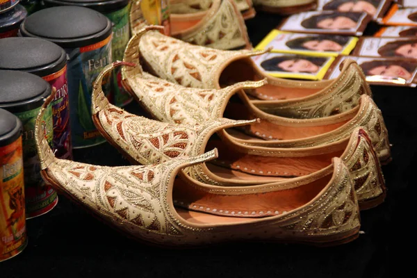 Mağazada deri Türk terlikleri var.