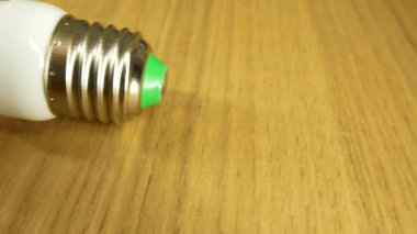 Parçalanmış LED mısır lambası masanın üstünde. Taban E27