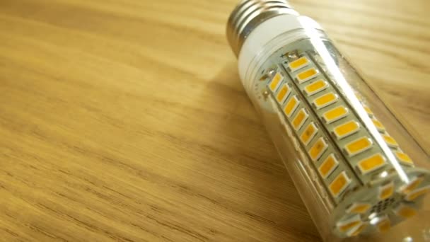 A szétszerelt LED-es kukorica lámpa az asztalon van. E27-es bázis — Stock videók
