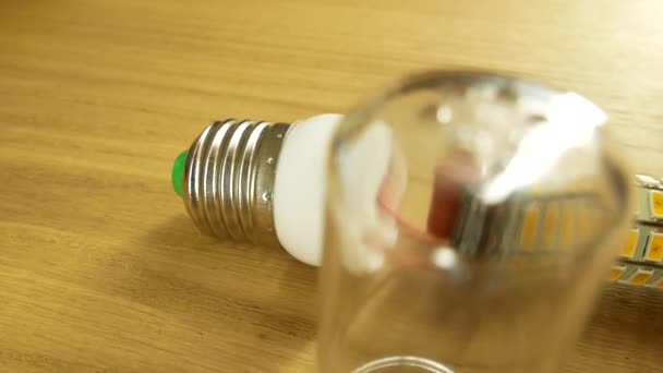 La lampada smontata LED mais è sul tavolo. Base E27 — Video Stock