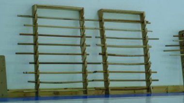 Kürsüde aikido için tahta kılıçlar