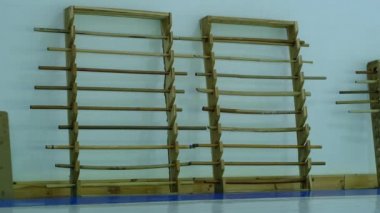 Kürsüde aikido için tahta kılıçlar