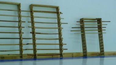 Kürsüde aikido için tahta kılıçlar