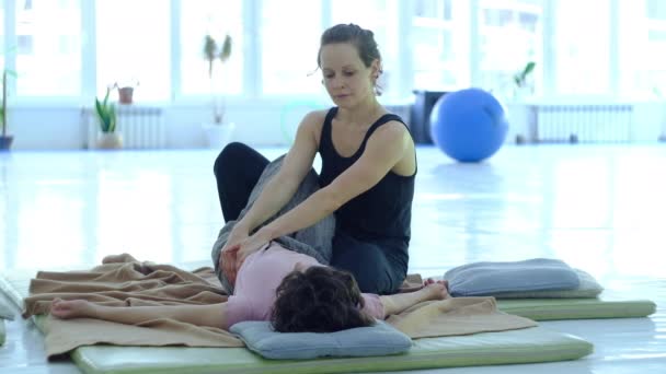 Las chicas enseñan masaje tailandés. masaje de brazos, piernas, espalda, cuello — Vídeo de stock