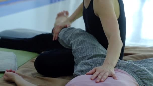 Master of Thai masażu, wykonuje ćwiczenia do masażu i relaksu nogi — Wideo stockowe