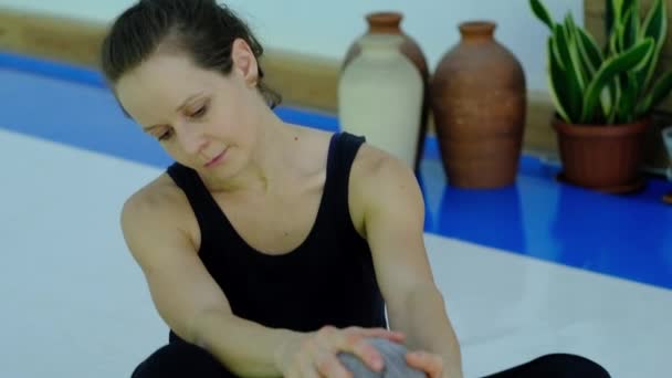 Мастер тайского массажа, выполняет упражнения для массажа и расслабления ног — стоковое видео