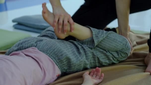 Master of Thai massage gör massage av knäled, ben och höfter — Stockvideo