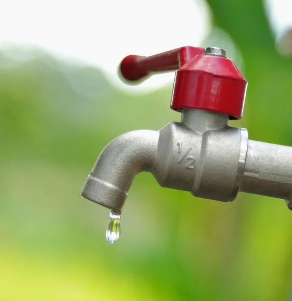 Açık ve su damlaları su musluk