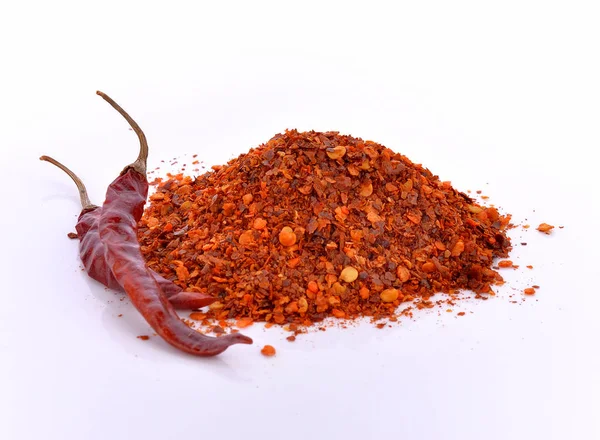 Beyaz bir arka plana karşı kurutulmuş sıcak biberli biber