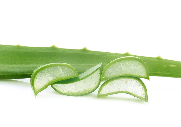 Aloe vera φέτες απομονώνονται σε λευκό φόντο — Φωτογραφία Αρχείου