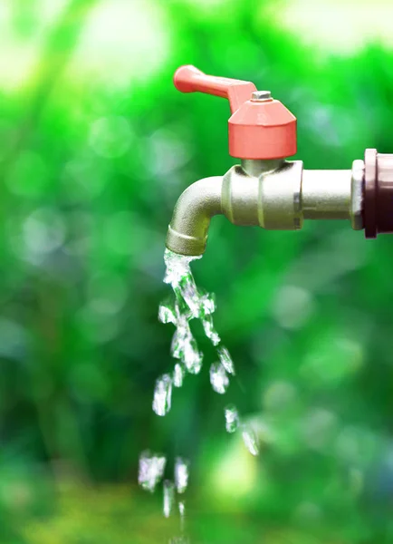 Açık ve su damlaları su musluk