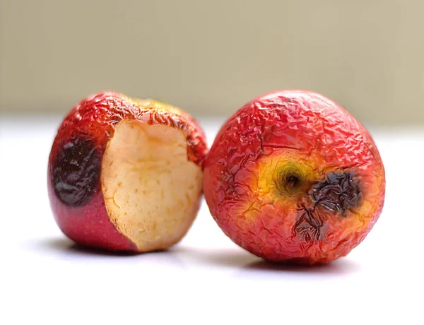 Gammelige Äpfel auf weißem Grund — Stockfoto