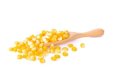 bir ahşap kaşık üzerinde konserve mısır , beyaz arka plan
