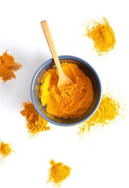 Alternatif med için zerdeçal (Curcuma.) kökü ve zerdeçal tozu